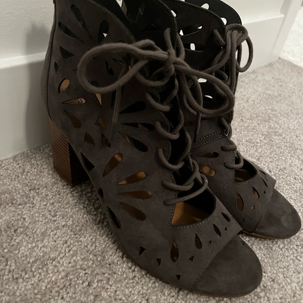 Womens size 9 gray RAMPAGE high heel sandals.